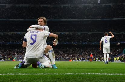 El delantero francés del Real Madrid, Karim Benzema, celebra con Luka Modric el pase del equipo blanco a los cuartos de final de la Liga de Campeones.