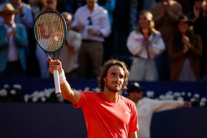 BARCELONA, 20/04/2024.- El tenista griego Stéfanos Tsitsipás celebra la victoria ante el serbio Duan Lajovic en la semifinal del Torneo Conde de Godó, este sábado en Barcelona. EFE/ Alberto Estévez