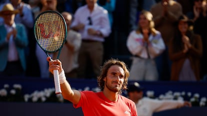 BARCELONA, 20/04/2024.- El tenista griego Stéfanos Tsitsipás celebra la victoria ante el serbio Duan Lajovic en la semifinal del Torneo Conde de Godó, este sábado en Barcelona. EFE/ Alberto Estévez