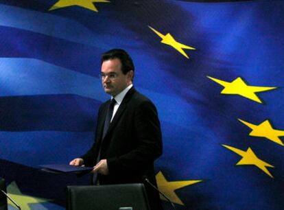 El ministro griego de Economía, George Papaconstantino, durante una rueda de prensa ayer en Atenas para explicar las medidas de ajuste de su Gobierno para calmar los mercados.