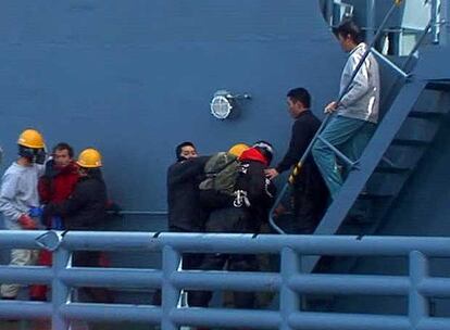 Marineros japoneses reducen a los dos ecologistas que subieron a bordo del ballenero <i>Yashin Maru 2.</i>