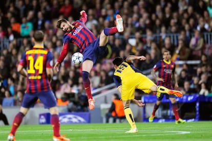 Piqué salta con Costa en la jugada en la que cayó lesionado