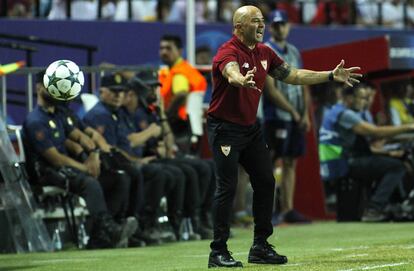 Sampaoli da instrucciones durante el Sevilla-Lyon.