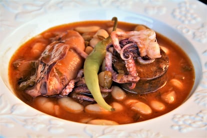 Judías del 'ganxet' con calamares y morcilla.