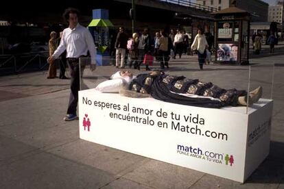 Una actriz actúa de Bella Durmiente para una campaña publicitaria.