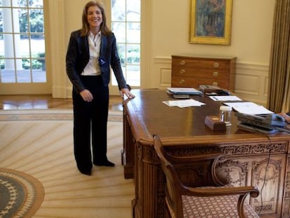 Obama emula una cl&aacute;sica foto de los Kennedy en el Despacho Oval ante la risa de Caroline.