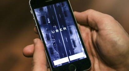 Un directivo de Uber muestra la aplicaci&oacute;n en el m&oacute;vil el pasado febrero.