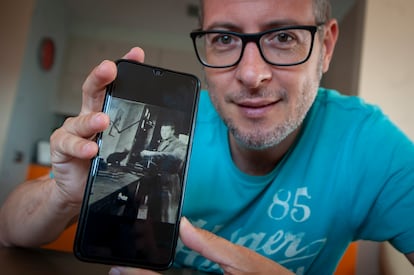 Mario Garcia muestra una foto de su pade, Agustín, trabajando en los años 60 en la fábrica de Nissan.