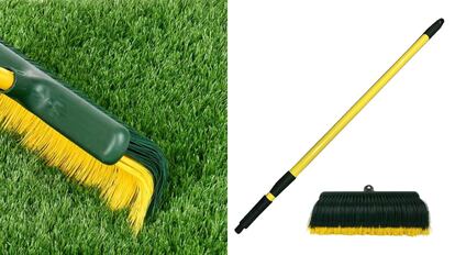 herramientas de jardinería: cepillo para barrer el césped artificial que se segmenta para su almacenamiento.