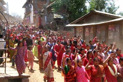 Una manifestación femenina recorre una calle de Dailekh, un pueblo situado a 500 kilómetros de Katmandú. Según la denuncia de varias ONG&#39;s, durante el conflicto nepalí muchas mujeres han sido atacadas y violadas, mientras que los niños son obligados a combatir.