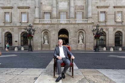 Jaume Collboni, a la plaça de Sant Jaume amb la seu de l'Ajuntament de fons.