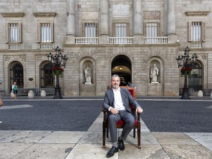 Jaume Collboni, a la plaça de Sant Jaume amb la seu de l'Ajuntament de fons.