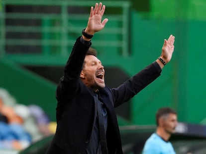 Simeone da indicaciones ante el Leipzig.