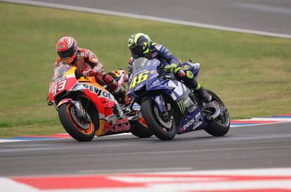 El piloto italiano de MotoGP Valentino Rossi (d), y el español Marc Márquez (i), del equipo Repsol Honda Team, en la última curva del circuito en el Gran Premio de Argentina de Motociclismo.