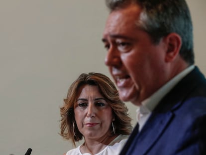 La secretaria general del PSOE-A, Susana Díaz, y el candidato a la Junta, Juan Espadas, durante la rueda de prensa conjunta en la sede regional.