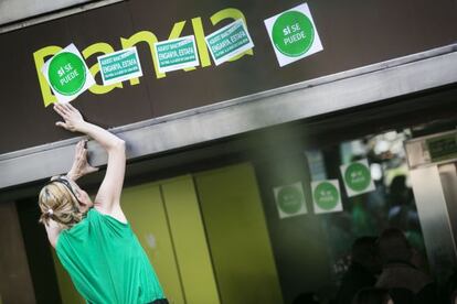 Acción de la PAH delante de una sede de Bankia en Barcelona.