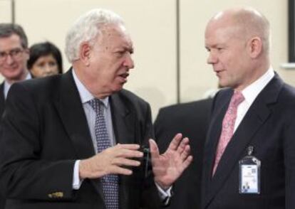 Margallo conversa con Hague durante la reuni&oacute;n de ministros de Exteriores de la OTAN.