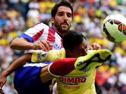 Ra&uacute;l Garc&iacute;a pugna por el bal&oacute;n con Buron.