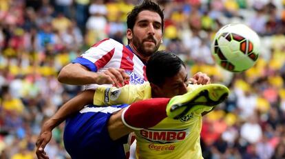 Raúl García pugna por el balón con Buron.