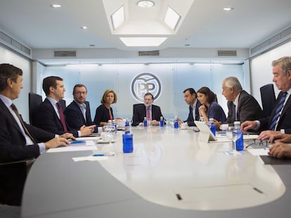 Reunión del comité de dirección del PP en Madrid, en septiembre de 2017. Casado está sentado el segundo por la izquierda.