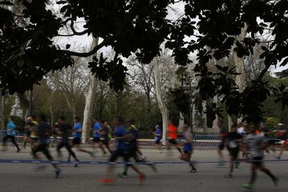 Sólo tres de esos corredores han necesitado traslado hospitalario pero ningún caso es grave, ha informado el Samur. En la imagen, un grupo de corredores a su paso por el Parque de El Retiro.