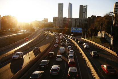 Se mantiene la limitación de 70 kilómetros por hora para los vehículos que circulen por la M-30 debido a los altos niveles de dióxido de nitrógeno (NO2) registrado en la capital. En la imagen, circulación en la entrada a Madrid por la M-607.