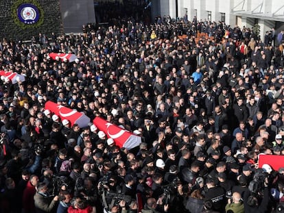 Funeral per als policies morts a Istanbul.