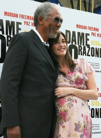 Morgan Freeman y Paz Vega posan para la prensa durante la presentación en Madrid de 'Dame 10 razones'