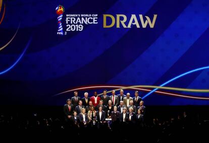 Los seleccionadores en el sorteo del Mundial de Francia femenino.