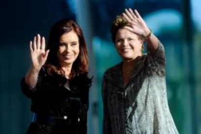 La presidenta brasileña, Dilma Rousseff (d), junto a su homóloga argentina, Cristina Fernández de Kirchner (i) entre las más seguidas en Twitter. EFE/Archivo