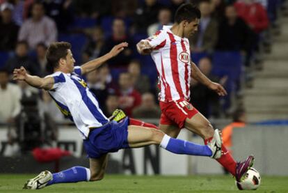 Agüero se lleva el balón perseguido por Galán.