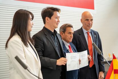 En la imagen, el fundador del grupo, Gabriel Serrano (segundo por la derecha), con los representantes del grupo chino Wanjing, en la sede de los laboratorios valencianos en Puçol (Valencia).