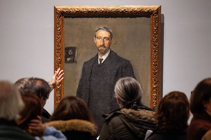 Varias personas junto al retrato de Manuel Bartolomé Cossío, del pintor valenciano Joaquín Sorolla, en el Museo del Prado.
