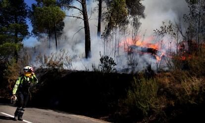 Bomberos en los trabajos de extinción del incendio forestal en la zona de La Chulilla (Valencia).