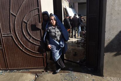 Una mujer afgana que perdió a un hijo en el atentado, tras visitar el escenario del ataque.