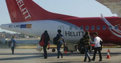 Pasajeros del vuelo inaugural de la ruta San Sebastián-Barcelona  de la compañía Helitt.