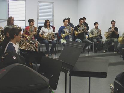 Instrumentistas del Conservatorio Superior de Música de Aragón. A la derecha, Sarah Willis.