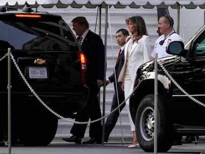 Donald Trump e sua mulher, Melania, saindo da Casa Branca no sábado.