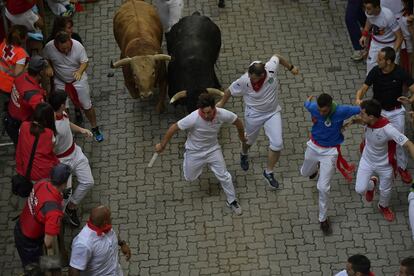 Los toros de la ganadería de Fuente Ymbro son los protagonistas del cuarto encierro de San Fermín por las calles de Pamplona. 