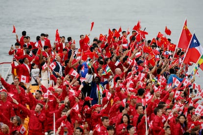 Los atletas de las delegaciones de Canadá, Chile y China comparten barco, este viernes durante su recorrido por el río Sena. 