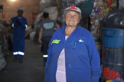 María del Carmen Palomino no cobra ni tiene derecho a pensión. A sus 78 años continúa trabajando de recicladora como hace 50 años cuando empezó. Hoy lo hace en una nave de la Asociación de Recicladores de Bogotá y se siente más aliviada porque ya no ha de estar en la calle. Gana entre 100 y 130 euros al mes.