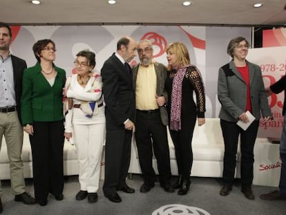 Rubalcaba, junto a otros socialistas, en la clausura del acto organizado en la sede del PSOE para homenajear a la Constituci&oacute;n.