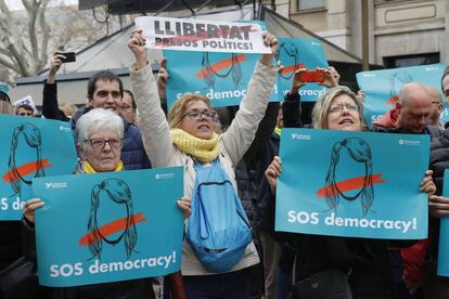 Manifestación en el centro de Barcelona para pedir la libertad de los políticos catalanes en prisión, el 25 de marrzo de 2018.