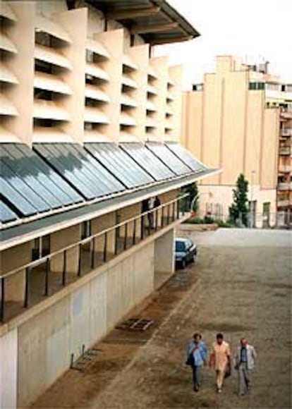 Placas solares instaladas en el polideportivo del Guinardó.