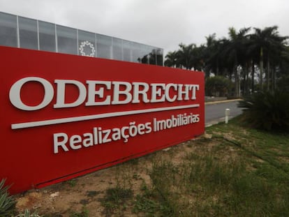 Cartaz da construtora Odebrecht, no RJ