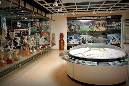 MUSEU DO COLO-COLO (CHILE) - Em uma área privilegiada do estádio Monumental, com vista para a Cordilheira dos Andes, o primeiro museu temático de futebol do Chile foi inaugurado em 2009. É onde o clube mostra a única taça de Libertadores conquistada por uma equipe chilena, em 1991, e oferece o “Passeio Monumental”, um tour pelo estádio que vai dos vestiários ao gramado. Onde: Monumental, Santiago. Horário de visitação: terça a sexta, das 12h às 17h, e sábados das 12h às 14h.