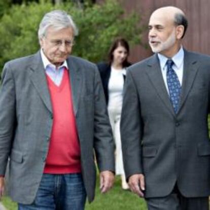 El presidente de la Fed, Ben Bernanke (derecha), charla con su homólogo del Banco Central Europeo, Jean-Claude Trichet, durante la reunión que se está celebrando en Wyoming, Estados Unidos.