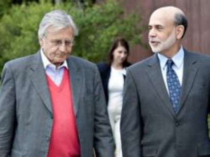 El presidente de la Fed, Ben Bernanke (derecha), charla con su homólogo del Banco Central Europeo, Jean-Claude Trichet, durante la reunión que se está celebrando en Wyoming, Estados Unidos.