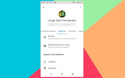 Dentro de los ajustes del asistente de Google, debemos seleccionar nuestro teléfono, para editar los ajustes de acceso al asistente. En el mismo lugar podemos ver también otros dispositivos compatibles conectados, como por ejemplo Google Home.