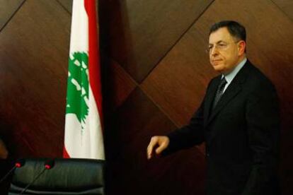 El primer ministro libanés, Fuad Siniora, comparece ante la prensa tras la reunión de su Gabinete en el que se ha aprobado el despliegue del Ejército en el sur de Líbano.